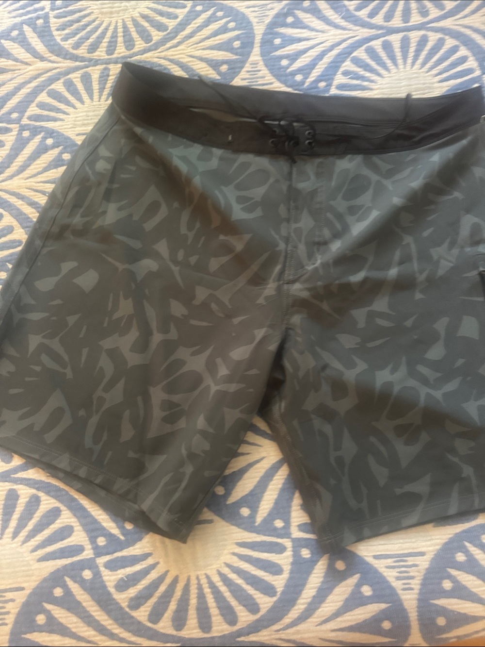 Vuori Men's Black & Dark Gray Swim Board Shorts brand new